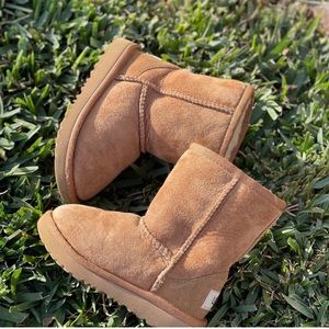 UGG🍂🍁Classic short chestnut winter boots Sz 8